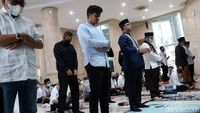 Momen Anies Salat Jumat di Masjid Balai Kota DKI
