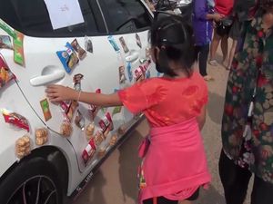 Keren! Pasangan Ini Tempelkan Makanan Gratis di Mobil Mereka