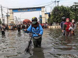 DKI Susun Ingub Siapkan Pengungsian Banjir 2 Kali Lipat di Masa Pandemi DKI Susun Ingub Siapkan Pengungsian Banjir 2 Kali Lipat di Masa Pandemi