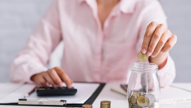 businesswoman-putting-coins-jar-using-calculator-workplace_23-2147892282