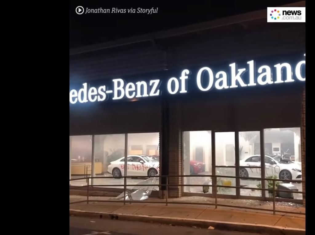 Dealer Mercedes-Benz jadi Sasaran Amuk Pendemo Kasus George Floyd Dealer Mercedes-Benz jadi Sasaran Amuk Pendemo Kasus George Floyd