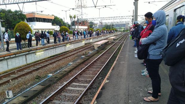 DKI mulai PSBB Transisi, Stasiun Bogor ramai penumpang pagi ini. (Foto: Sachril/detikcom)