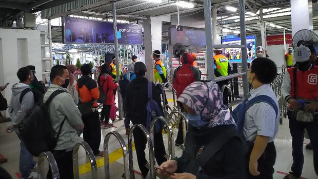 DKI mulai PSBB Transisi, Stasiun Bogor ramai penumpang pagi ini. (Foto: Sachril/detikcom)