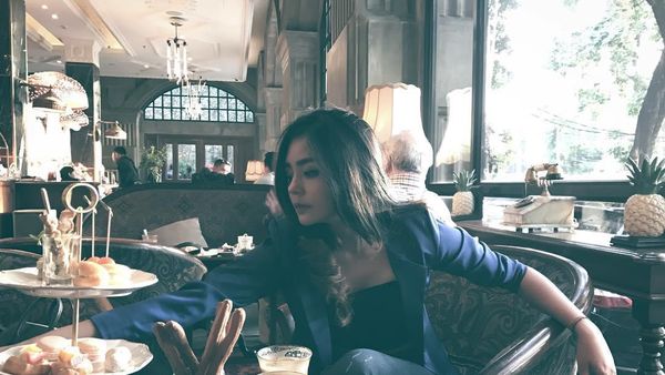 Manisnya Gita Sinaga Saat Makan dan Ngopi Cantik