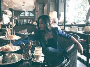 Manisnya Gita Sinaga Saat Makan dan Ngopi Cantik