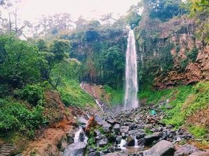 Suasana di Air Terjun Grojogan Sewu yang Menyejukkan