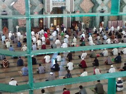 Masjid Al Markaz Makassar Tetap Gelar Salat Jumat saat PPKM dengan Prokes