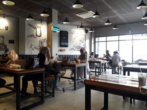 Suasana Kafe-Rumah Makan di Depok yang Kembali Buka dengan Kebiasaan Baru