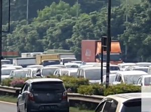 Video Kemacetan di Tol Cawang Arah Grogol Saat PSBB Masa Transisi