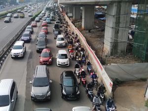 Hari Ini Transisi PSBB DKI Dimulai, Jalan Gatot Subroto Macet