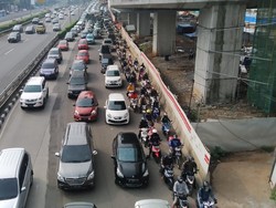 Hari Ini Transisi PSBB DKI Dimulai, Jalan Gatot Subroto Macet