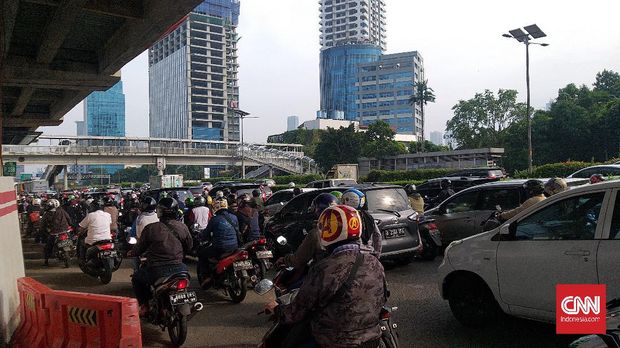 Ruas jalan Pancoran Barat di Jakarta Selatan mulai dipadati kendaraan bermotor pada Jumat (5/6).