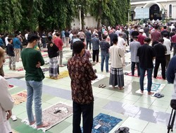 Senangnya Warga Bisa Salat Jumat Berjemaah Lagi di Masjid Sunda Kelapa