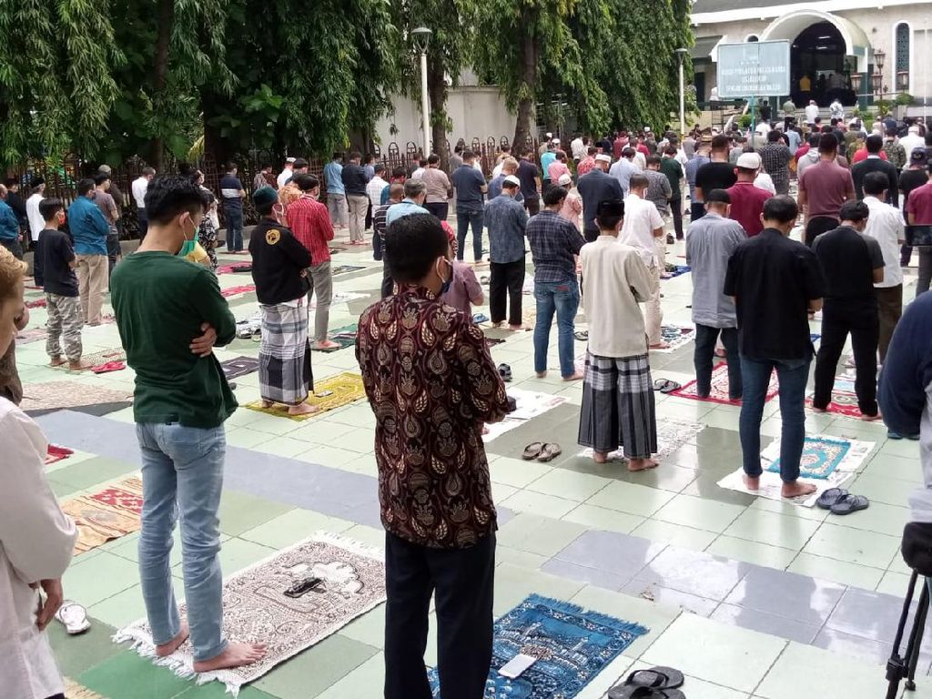 Jelang Salat Idulfitri di Masjid Sunda Kelapa, Saf Dibuat Berjarak Jelang Salat Idulfitri di Masjid Sunda Kelapa, Saf Dibuat Berjarak
