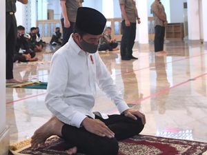 Pakai Protokol Ketat, Jokowi Salat Jumat di Masjid Baiturrahim Istana Pakai Protokol Ketat, Jokowi Salat Jumat di Masjid Baiturrahim Istana