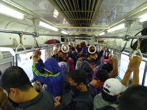 KRL Bogor-Jakarta Padat di Hari Pertama PSBB Transisi, Ini Kata PT KCI