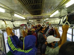 KRL yang Tetap Saja Tak Lowong Meski Sudah Ada Marka di Gerbong