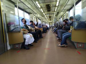 Pengguna Anggap Aturan Wajib Pakai Lengan Panjang di KRL Tak Efektif Pengguna Anggap Aturan Wajib Pakai Lengan Panjang di KRL Tak Efektif