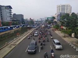 Hari Pertama PSBB Transisi DKI, Begini Suasana Lalin di Harmoni Jakpus