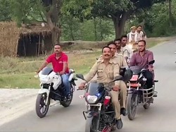 Konyol, Polisi India Malah Konvoi Besar-besaran di Tengah Lockdown