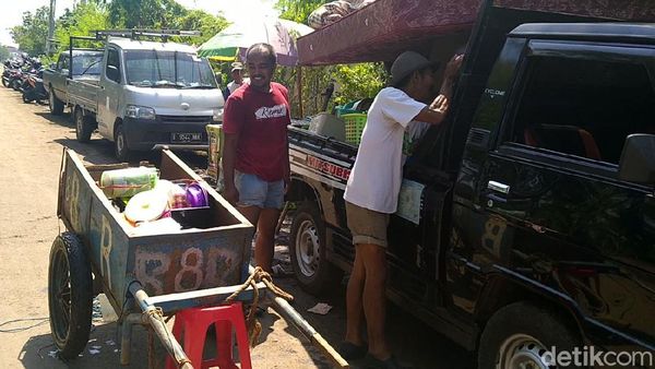 Korban Banjir Rob di Pekalongan Evakuasi Harta Bendanya