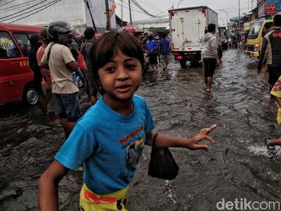 Lagi, Banjir Rob Kembali Genangi Pemukiman Muara Baru