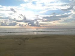 Potret Hamparan Indah Pantai Lhoknga