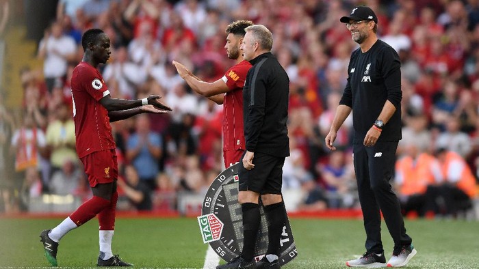 LIVERPOOL, ENGLAND - AUGUST 24: Alex Oxlade-Chamberlain comes on as a substitute for Sadio Mane of Liverpool during the Premier League match between Liverpool FC and Arsenal FC at Anfield on August 24, 2019 in Liverpool, United Kingdom. (Photo by Laurence Griffiths/Getty Images)