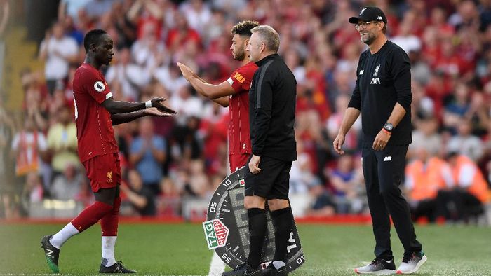 Liverpool LIVERPOOL, ENGLAND - AUGUST 24: Alex Oxlade-Chamberlain comes on as a substitute for Sadio Mane of Liverpool during the Premier League match between Liverpool FC and Arsenal FC at Anfield on August 24, 2019 in Liverpool, United Kingdom. (Photo by Laurence Griffiths/Getty Images)