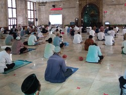 Masjid Sunda Kelapa Gelar Salat Jumat dengan Protokol Kesehatan Ketat