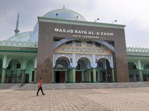 Salat Jumat di Masjid Raya Al Azhom Tangerang Akan Dimulai 12 Juni Salat Jumat di Masjid Raya Al Azhom Tangerang Akan Dimulai 12 Juni