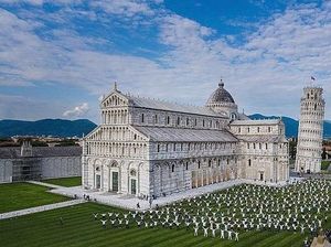 Tarian Flash Mob Warga Iringi Pembukaan Menara Pisa