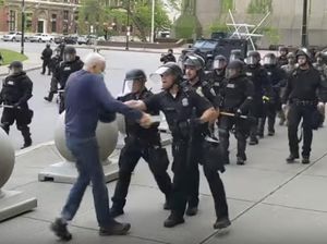 Gubernur New York Kutuk Aksi Polisi Dorong Lansia Hingga Jatuh dan Berdarah