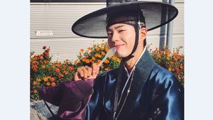Pose Manis Park Go Bum Saat Ngopi dan Minum Soda Sebelum Masuk Wamil