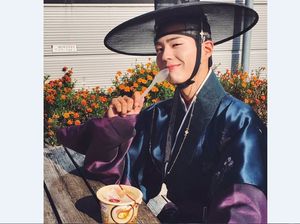 Pose Manis Park Go Bum Saat Ngopi dan Minum Soda Sebelum Masuk Wamil