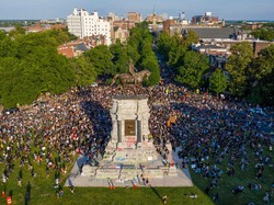 Picu Kemarahan Pendemo George Floyd, Patung Robert E Lee Diruntuhkan