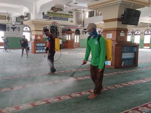Jelang Salat Jumat, Masjid Al Azhar Jaksel Disemprot Disinfektan
