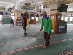 Jelang Salat Jumat, Masjid Al Azhar Jaksel Disemprot Disinfektan