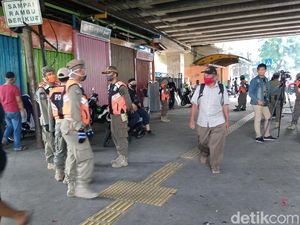 Hari Pertama PSBB Transisi, Satpol PP Tertibkan PKL di Pasar Tanah Abang