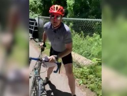 Polisi AS Tangkap Pesepeda yang Serang Pemasang Pamflet Black Lives Matter