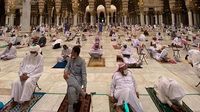 Ratusan Ribu Orang Salat Jumat Pertama di Masjid Nabawi