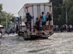 Video Sopir Truk Sejam Terjebak Banjir di Tangerang: Parah Ini, Kacau