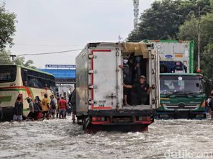 Curhat Pengusaha: Truk Rusak Terendam Banjir-Kirim Barang Tertunda