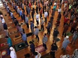 Warga Bandung Barat Boleh Salat Tarawih Berjemaah di Masjid