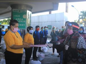 Keliling RS di Surabaya, Risma Apresiasi dan Bantu Petugas Cleaning Service