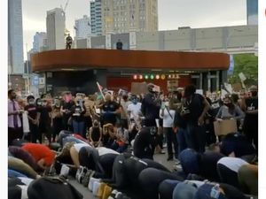 Saat Demonstran Bentengi Muslim yang Salat di Tengah Demo Floyd