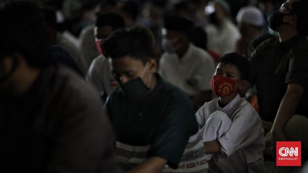 Jamaah melaksanakan shalat Jumat berjamaah di Masjid Agung At-Tin, Jakarta, Jumat 5 Juni 2020. Masjid di Jakarta menerapkan protokol kesehatan pada pelaksanaan Salat Jumat pertama setelah selama 12 minggu tempat ibadah ditutup saat Pembatasan Sosial Berskala Besar atau PSBB DKI Jakarta untuk memutus rantai penyebaran Covid-19. CNN Indonesia/Adhi Wicaksono