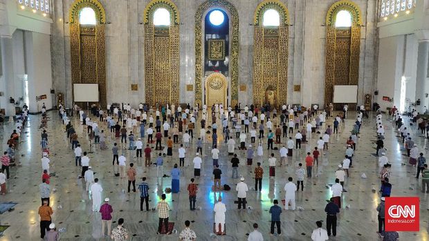 Salat Jumat di Masjid Al Akbar Surabaya Masjid Nasional Al Akbar Surabaya kembali menggelar Salat Jumat Berjemaah. Ini merupakan kali pertama dilaksanakannya Salat Jumat oleh masjid terbesar di Kota Pahlawan tersebut, di tengah penerapan Pembatasan Sosial Berskala Besar (PSBB).