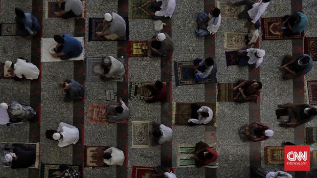 Salat Jumat di Masjid At Tin TMII