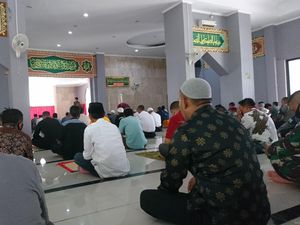 Masjid Pemkot Cilegon Gelar Salat Jumat, Tradisi Jabat Tangan Ditiadakan